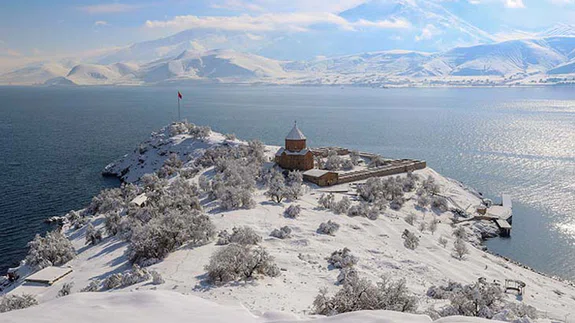 Akdamar Adası kar yağışıyla beyaza büründü