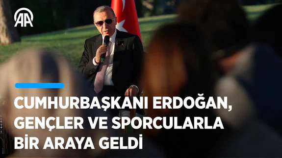 Cumhurbaşkanı Erdoğan, gençler ve sporcularla bir araya geldi