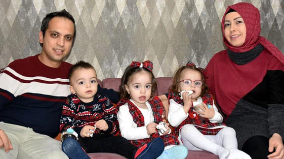 Üçüz çocuk sahibi sağlıkçı çift omuz omuza çalışıyor