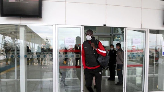 İsrail'de mahsur kalan Sivasspor kafilesi Sivas'a ulaştı