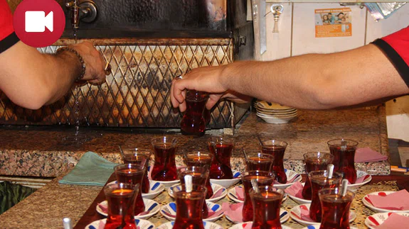 İftar İle Sahur Arasında Közde Çay Keyfi Yapıyorlar