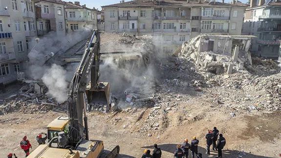 İçişleri Bakanı Soylu: İlk yıkılan 58 binanın acil kira yardımı bugün kişilerin hesaplarına gönderil