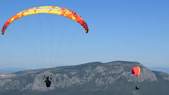 Uğruna İstanbul'u terk ettiği yamaç paraşütüyle Bilecik semalarında süzülüyor