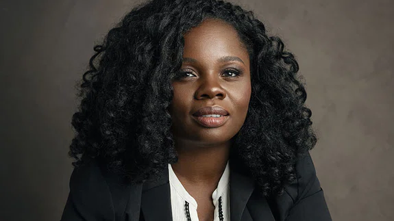 İsveçli yazar, kitabını İsveççe bastıramıyor