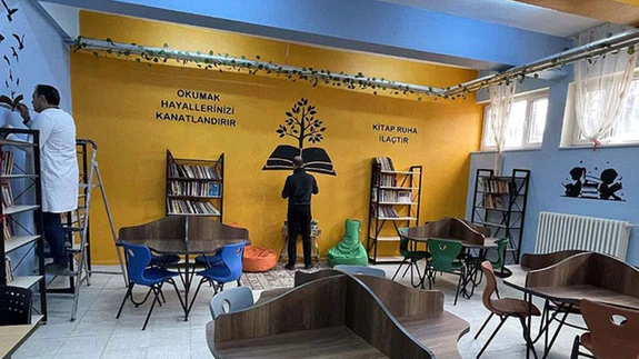 Elazığ'da resim öğretmenleri kütüphane duvarlarını tuvale dönüştürdü