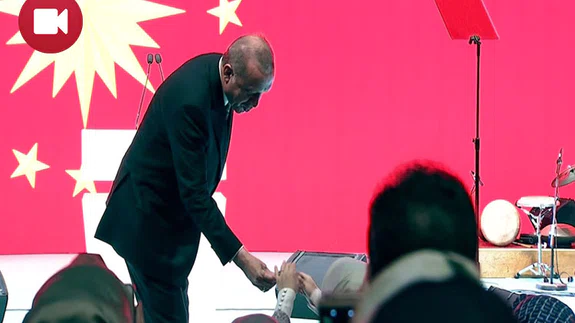 Cumhurbaşkanı Erdoğan Eşine Zeytin Dalı Verdi