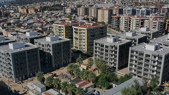 Depremzedeler yeni evlerine kavuşmaya başlıyor