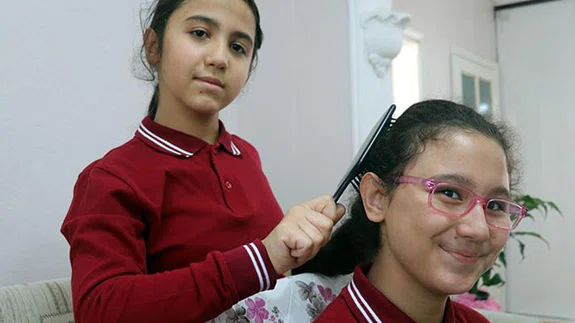 İkiz Kardeşinin 'Eli Ayağı' Oldu