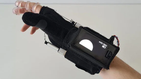 Uludağ Üniversitesinde kısmi felçli hastalar için "mobil el dış iskeleti" geliştirildi