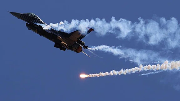 SOLOTÜRK yeni manevrasıyla F-16 sınırlarını aştı