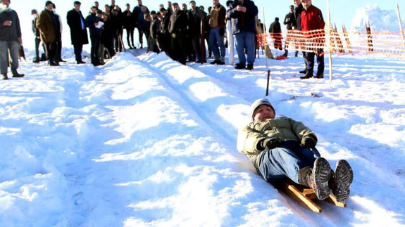 600 yıllık kızak yarışlarında kar hasreti bitti