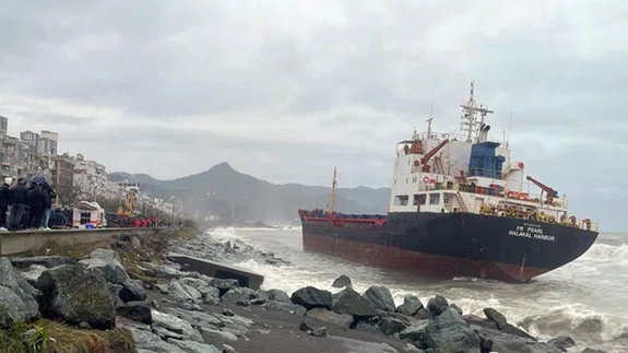 Artvin'de karaya oturan yük gemisinin 13 kişilik mürettebatı tahliye edildi