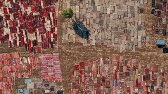 Güneşe serilerek renkleri pastelleştirilen halı ve kilimler yurt dışından alıcı buluyor