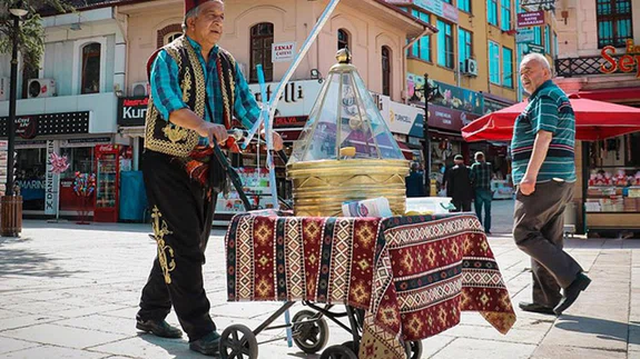 İl il gezip geleneksel lezzet Osmanlı macununu satıyor