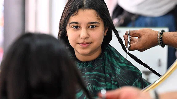 Sabırla uzattıkları saçları kanser hastalarına en anlamlı hediye oldu