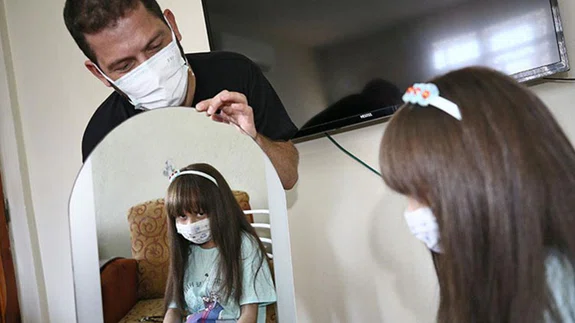 Saçlarını kaybeden 250 hasta çocuğu perukla sevindirdi