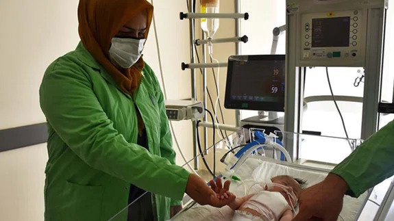 Hamileliğinde Kovid-19'a yakalanan anne bebeğine 1 ay sonra kavuşabildi
