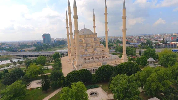 Adana Sabancı Merkez Camisi ve çevresi FPV dronla görüntülendi