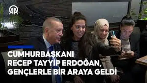 Cumhurbaşkanı Erdoğan, Ankara'da bir kafede gençlerle bir araya geldi