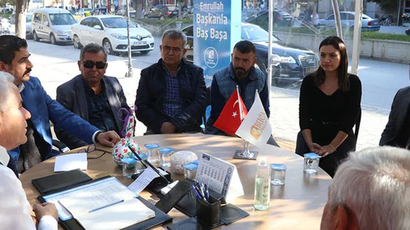 "Şeffaf makam odasını" vatandaşın ayağına götürüyor