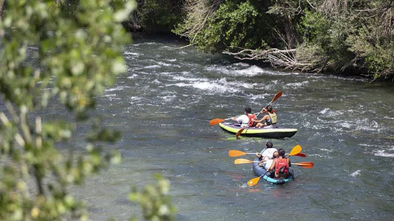 Munzur Çayı'nda düzenlenen kano turları turistlerin gözdesi oldu