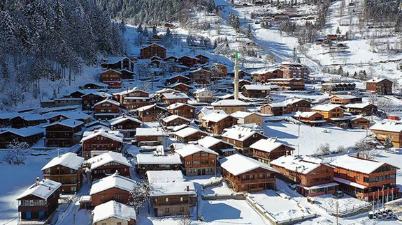 Beyaza bürünen Uzungöl'de gündüz ve gece güzelliği