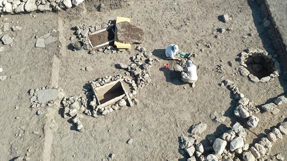 Uygarlık tarihine ışık tutan Çayönü'nde sandık tipi 3 yeni mezar daha bulundu