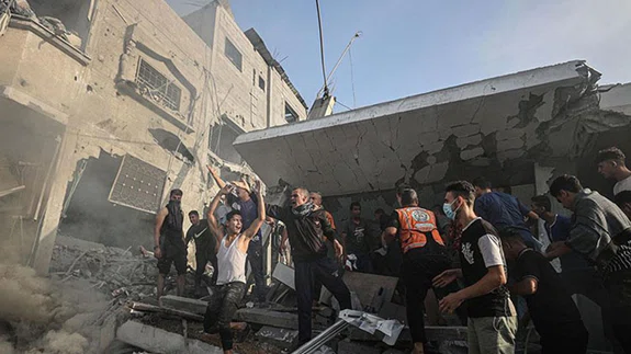 İsrail, savaşın ikinci ayına girerken Gazze'deki sivillerin üzerine bomba yağdırmayı sürdürüyor