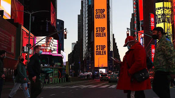 New York'un ünlü meydanında 'Gülen'i durdurun' ilanı