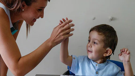 İşitme engelli çocukların ilk 'ses' heyecanı kamerada