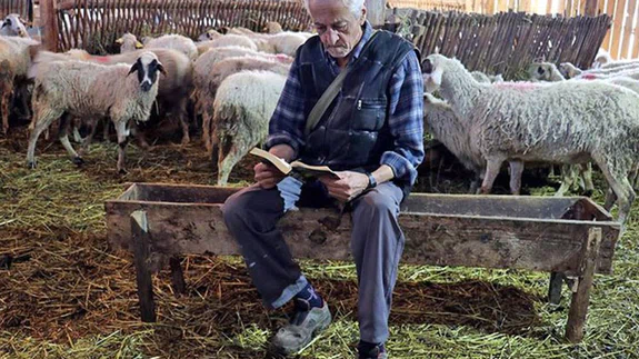 Köyüne dönen zabıta Nusret hayvanları ve kitaplarıyla huzurlu