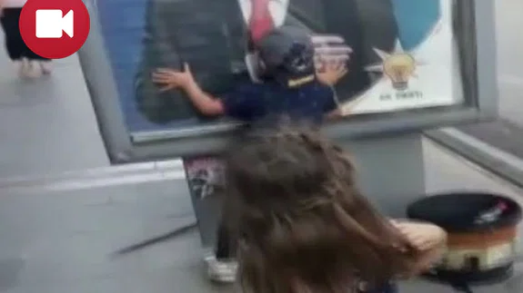 Erdoğan'ın Afişini Gören Minikler Bakın Ne Yaptı