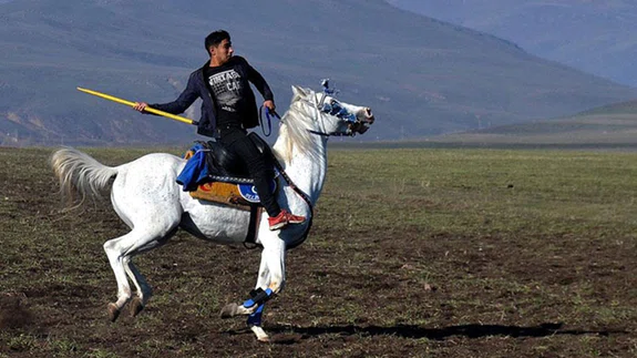Ciritçiler karda oynayacakları turnuvalara dostluk maçlarıyla hazırlanıyor