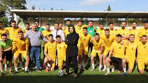 Profesyonel futbol liglerinin şampiyon kadın başkanı gururlu