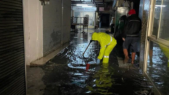 İzmir'de sağanak nedeniyle su baskınları meydana geldi