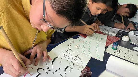 Afganistan'da çocuklara hat sanatı eğitimi