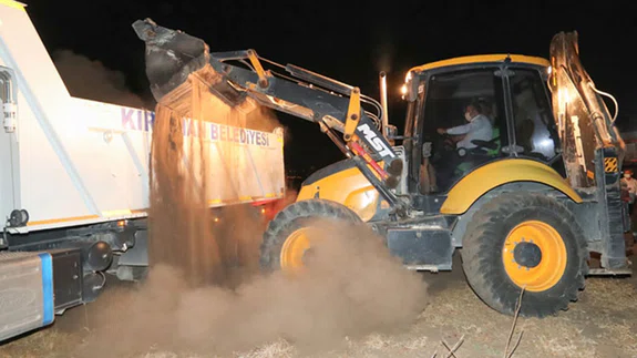 Bakan Varank, kepçe operatörlüğü yaparak Kırıkhan OSB'nin altyapı çalışmalarını başlattı