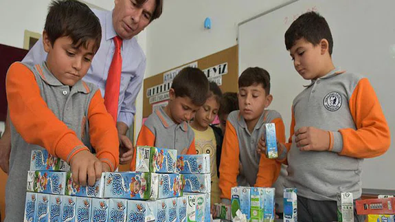 Öğrencilere "sürpriz proje"yle sütü sevdirdi