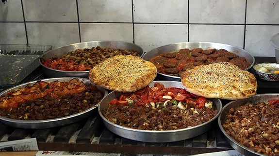 Kahramanmaraş'ın tescilli 'Eli böğründe' yemeği iftar sofralarını süslüyor