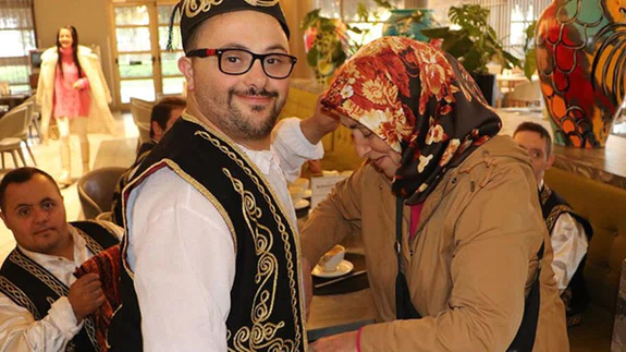 Trabzon'da down sendromlu garson çevresine neşe saçıyor