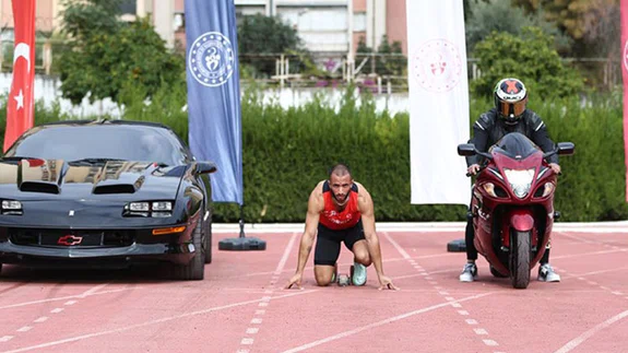 Milli rekortmen atlet Kayhan Özer, spor otomobil ve motosikletle yarıştı