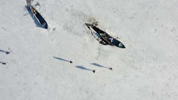 Büyük kısmı donan Beyşehir Gölü'nün balıkçıları buzların erimesini bekliyor