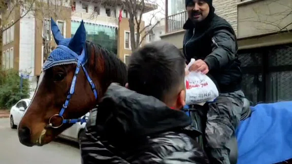 Küresel ısınmaya dikkat çekmek için atla sipariş dağıttı