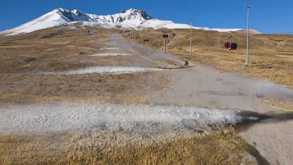 Erciyes Dağı'nda suni kar ile kayak keyfi