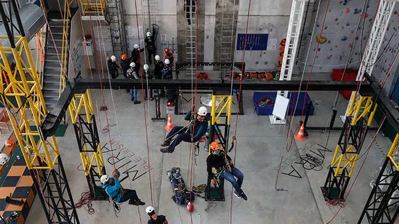 Rüzgarın cambazları ekmeklerini metrelerce yüksekte kazanıyor