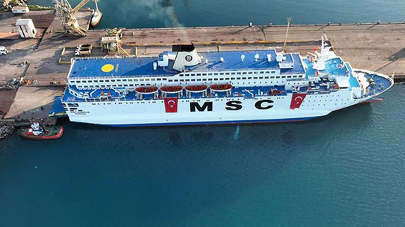 İskenderun Limanı'na demirleyen yolcu gemisi, depremzede ailelere yuva oldu