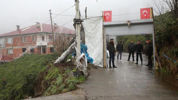 Koronavirüsten korunmak için mahalle yolunu kepenkle kapatarak önlem aldılar