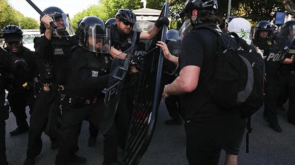 Beyaz Saray önündeki Floyd gösterilerinde tansiyon yükseldi