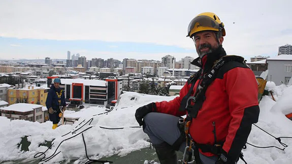 Dağcılar hobilerini çatılardaki karla gelire çevirdi