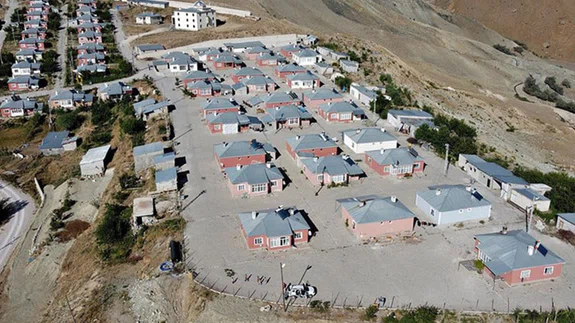 Van'da kerpiç evleri yıkılan depremzedeler TOKİ'nin yaptırdığı evlerde yaşıyor